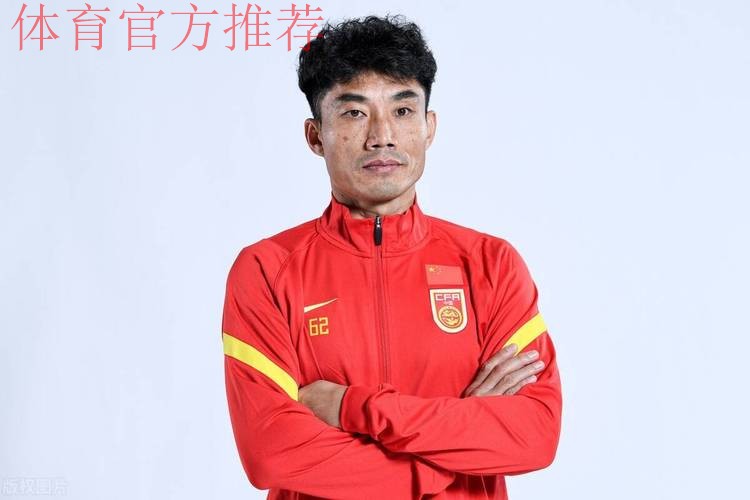 国足队员天津助力校园足球 郑智充当教练员